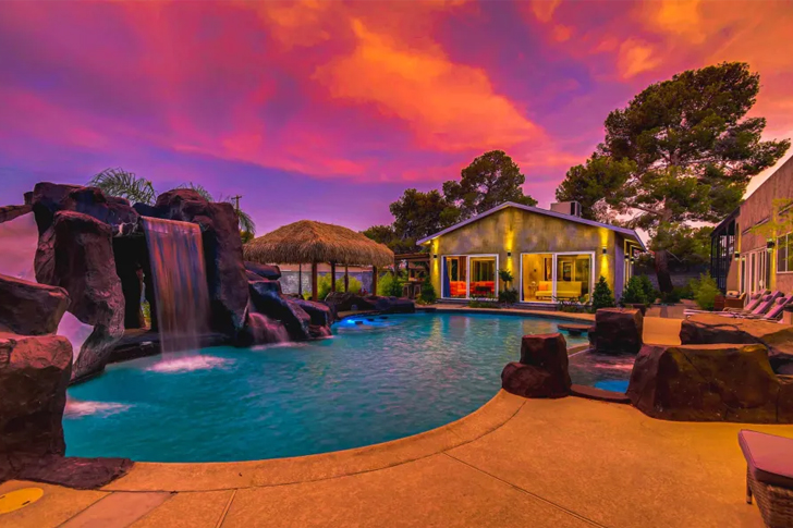 Las Vegas' Most Striking Airbnb Mansions And Accommodations That ...